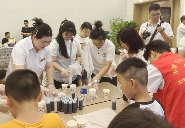 巧手扎锦绣亲子共“染”趣