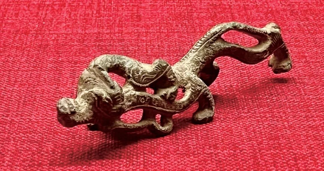 西汉龙虎斗铜饰件.jpg